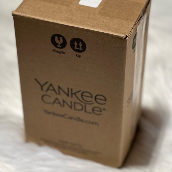 Brand new in a box Yankee candle LARGE jar clean cotton - Picture 2 of 8